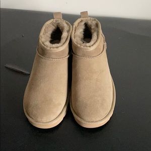 Women’s UGG Ultra Mini size 9US